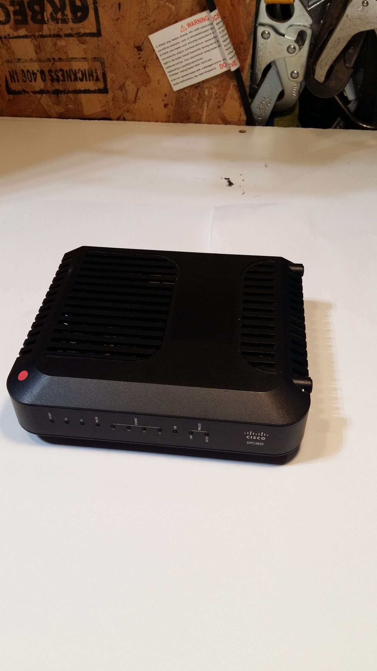 Passerelle sans fil Cisco DPC3825 4 ports DOCSIS 3.0 avec adaptateur et alimentation