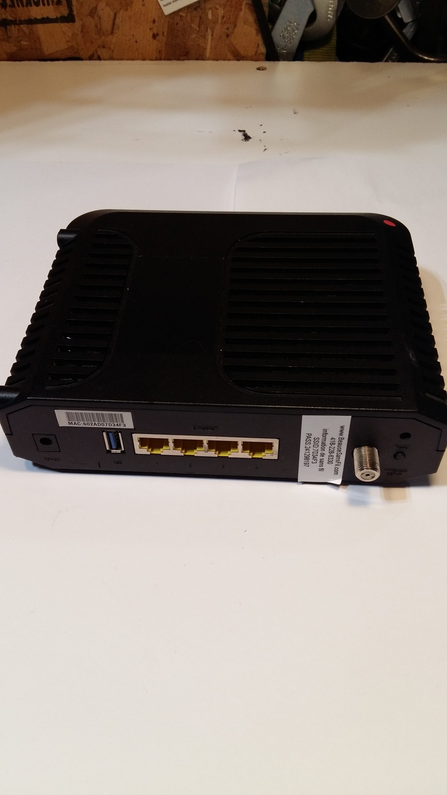 Passerelle sans fil Cisco DPC3825 4 ports DOCSIS 3.0 avec adaptateur et alimentation