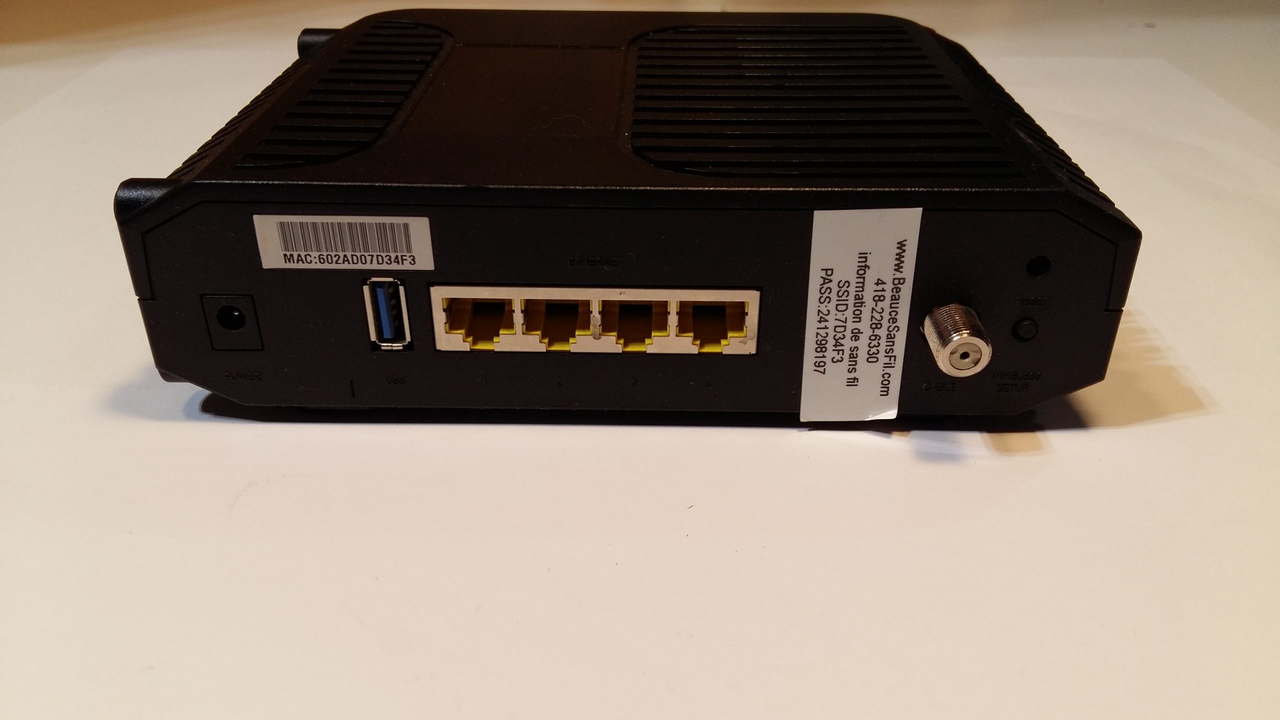 Passerelle sans fil Cisco DPC3825 4 ports DOCSIS 3.0 avec adaptateur et alimentation