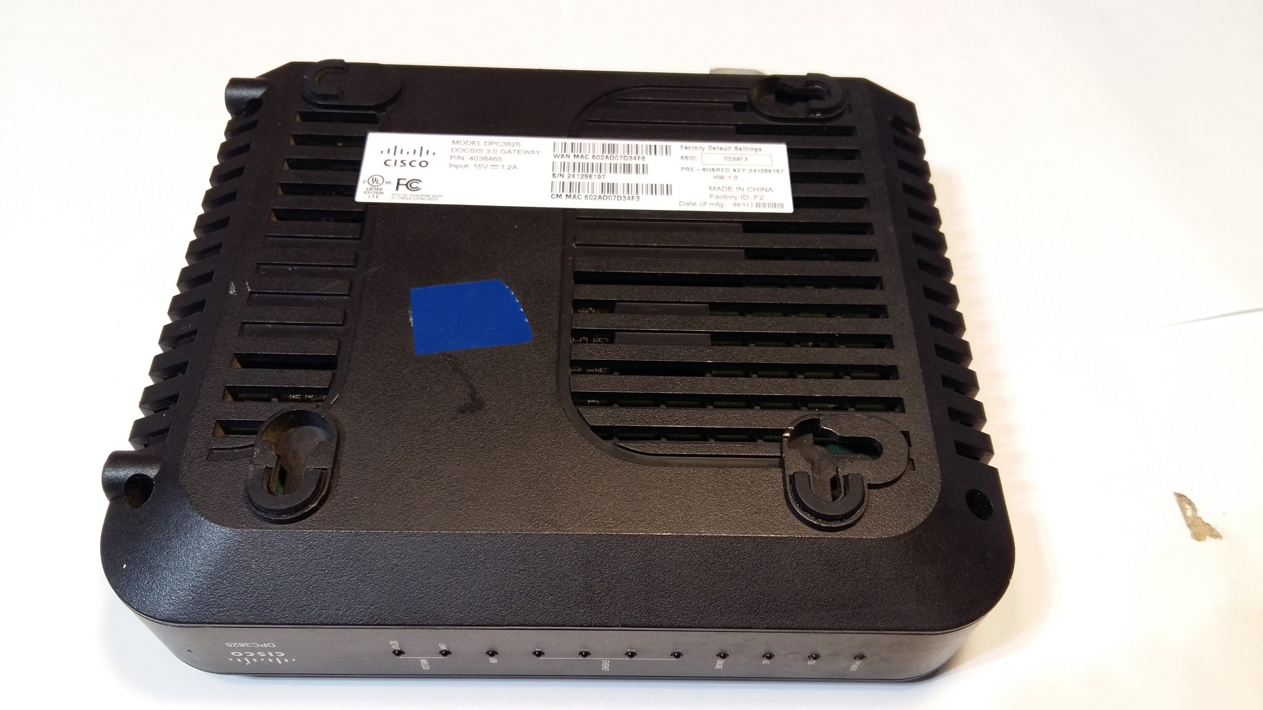 Passerelle sans fil Cisco DPC3825 4 ports DOCSIS 3.0 avec adaptateur et alimentation