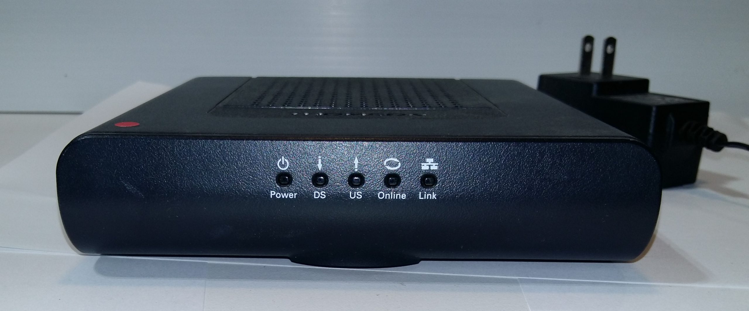 Thomson DCM476 – Modem Câble DOCSIS 3.0 – Pré-utilisé et entièrement fonctionnel