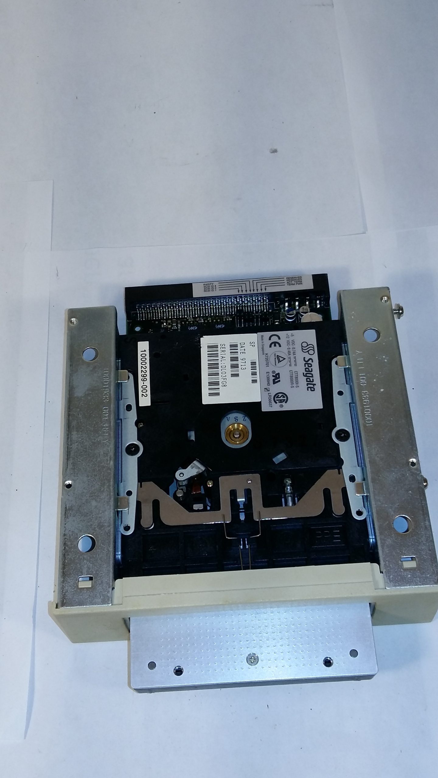 Lecteur de bande SCSI Seagate STT28000N Hornet TR-4 5,25″ – 4 Go / 8 Go – Travan-4 – Sauvegarde de données anciennes – Non testé