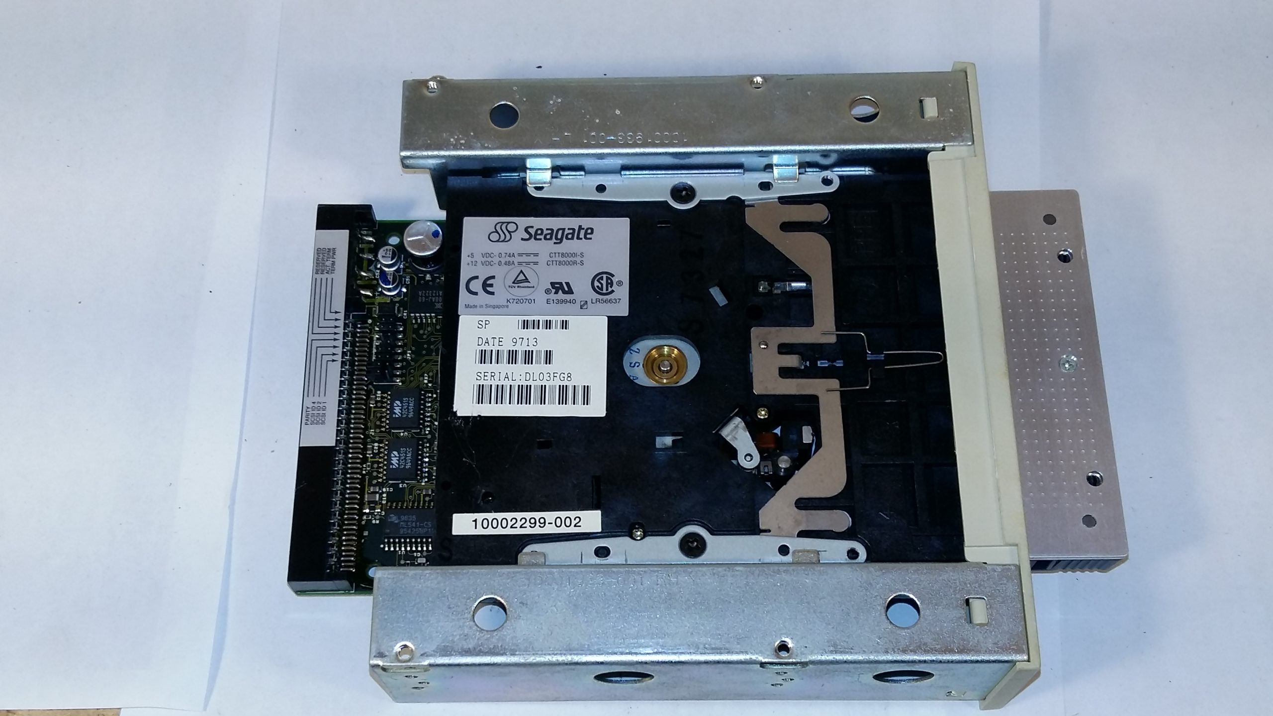 Lecteur de bande SCSI Seagate STT28000N Hornet TR-4 5,25″ – 4 Go / 8 Go – Travan-4 – Sauvegarde de données anciennes – Non testé