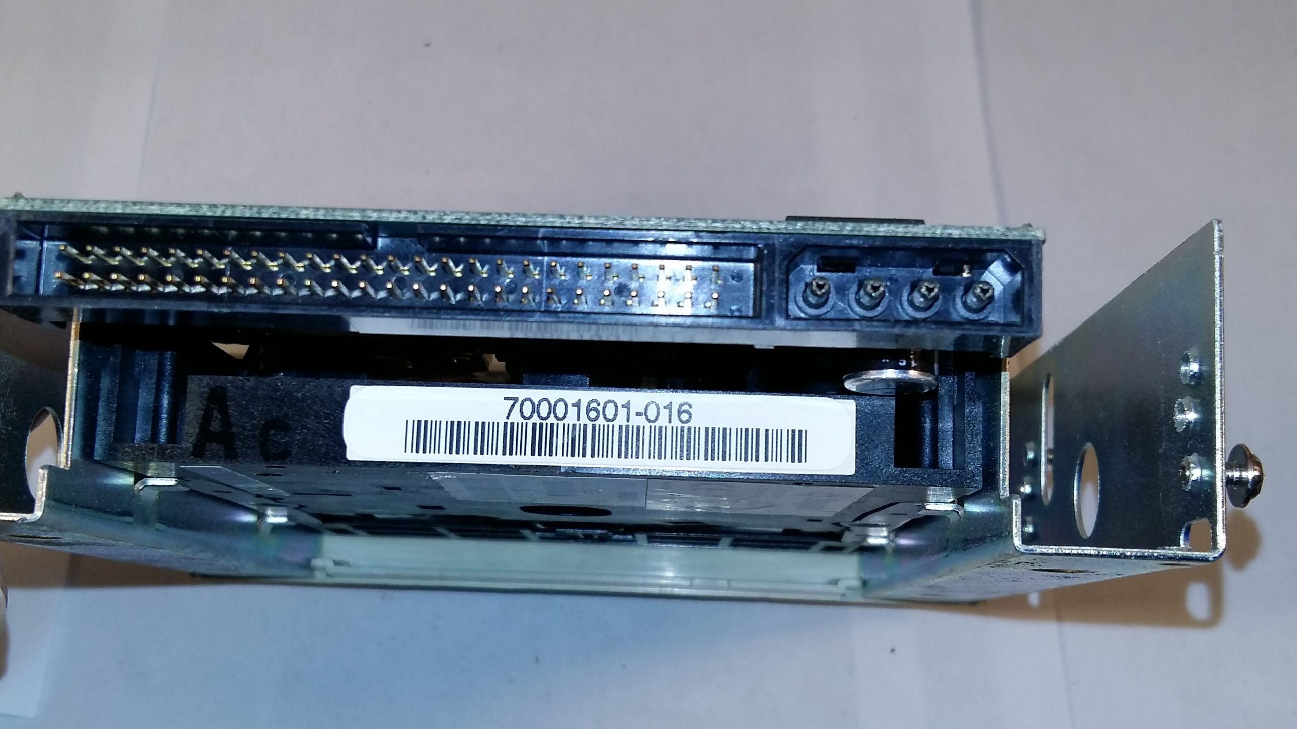 Lecteur de bande SCSI Seagate STT28000N Hornet TR-4 5,25″ – 4 Go / 8 Go – Travan-4 – Sauvegarde de données anciennes – Non testé