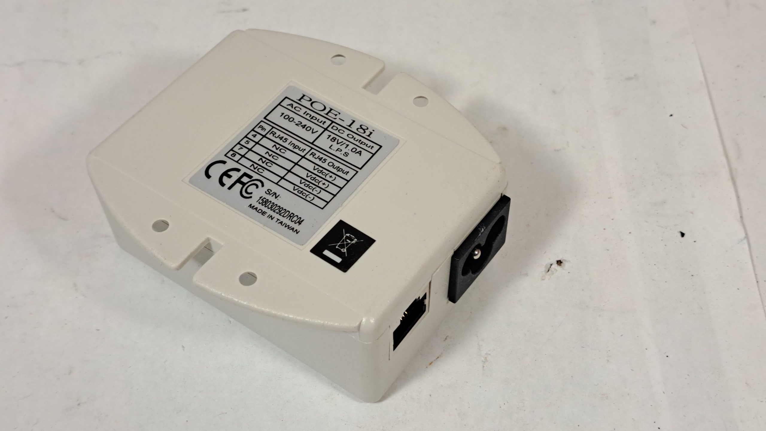 Injecteur d’alimentation Power over Ethernet (PoE) Laird Technologies POE-18i – 18VDC 0.9A