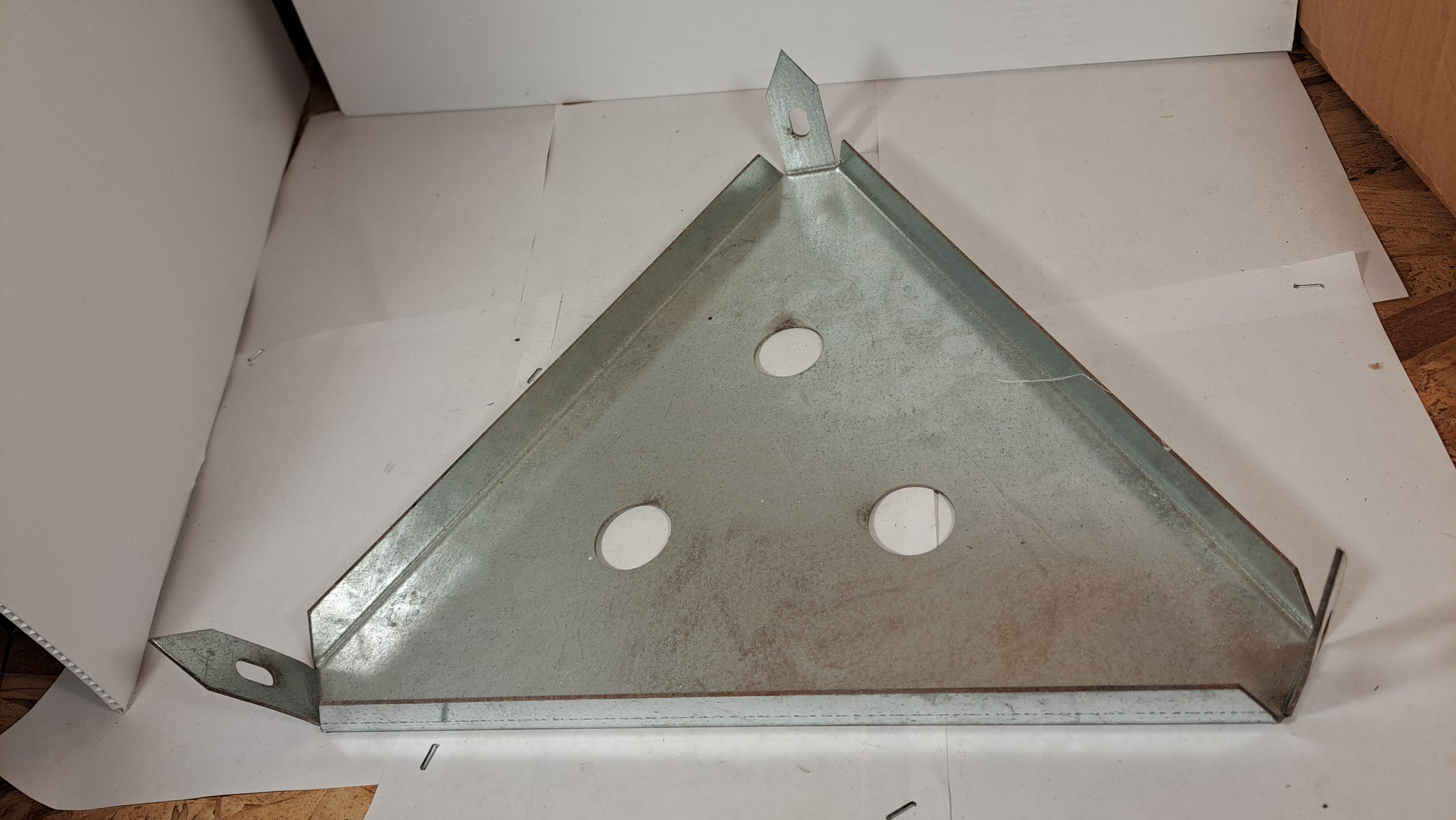 Plaque de Jonction Triangulaire en Acier Galvanisé – Soufflet d’Angle Robuste