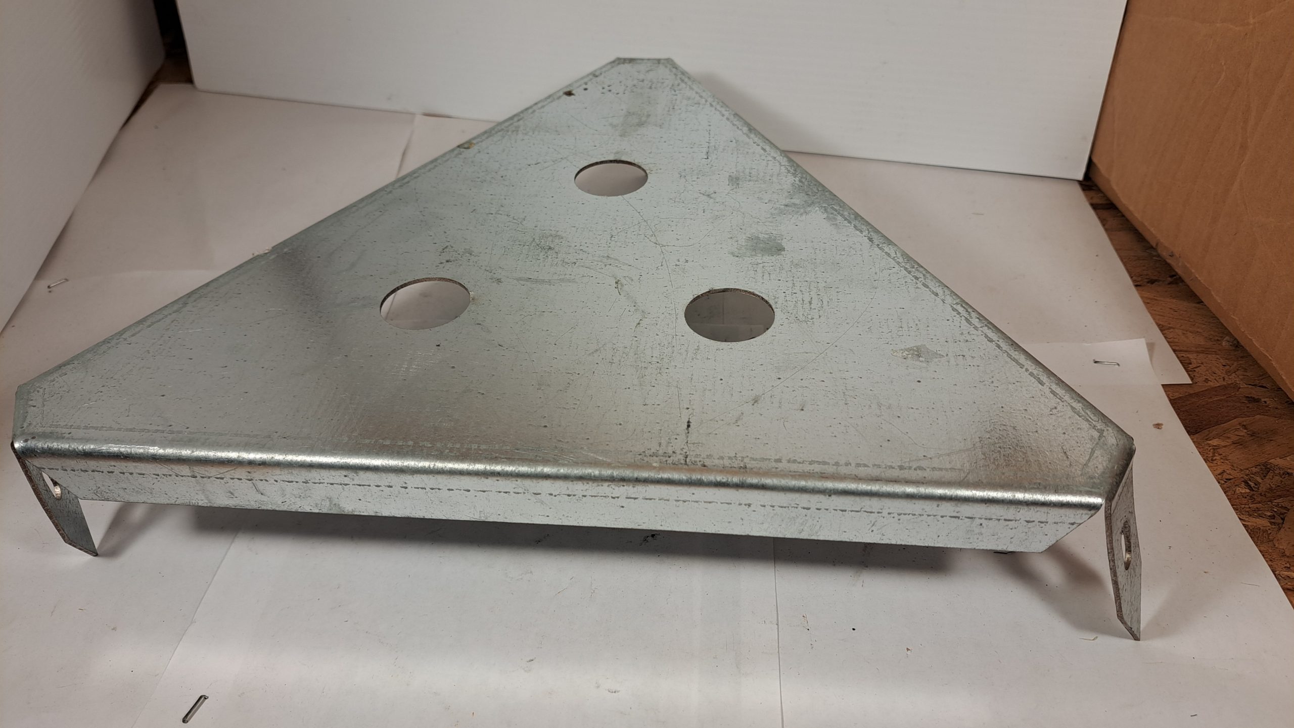 Plaque de Jonction Triangulaire en Acier Galvanisé – Soufflet d’Angle Robuste