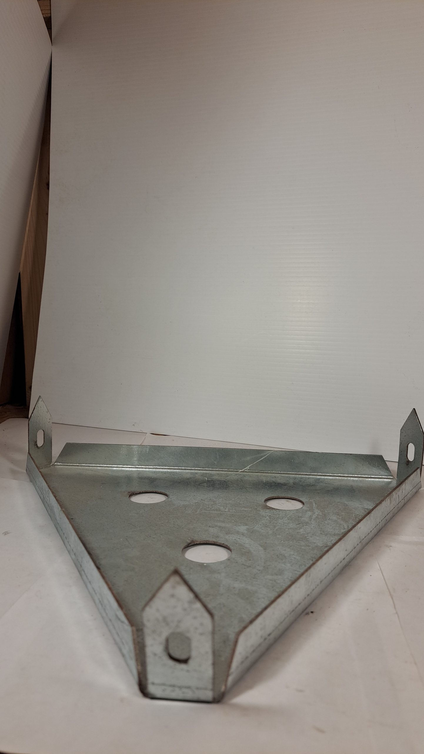 Plaque de Jonction Triangulaire en Acier Galvanisé – Soufflet d’Angle Robuste