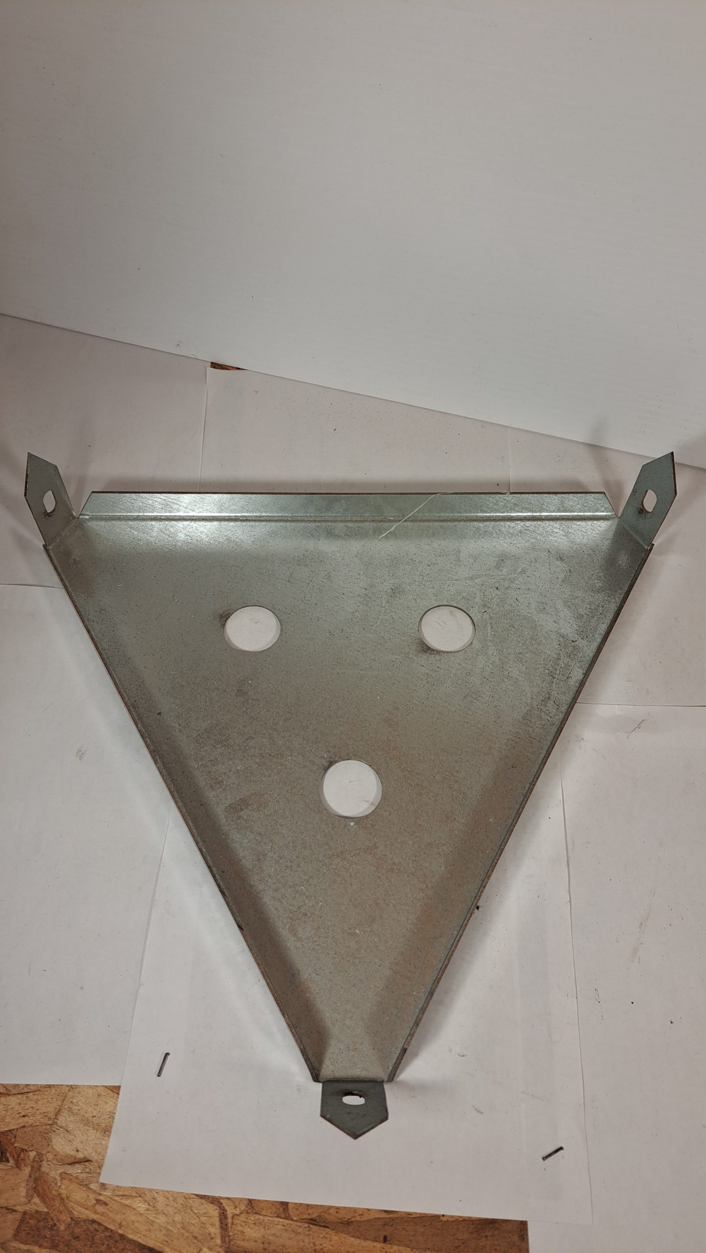 Plaque de Jonction Triangulaire en Acier Galvanisé – Soufflet d’Angle Robuste