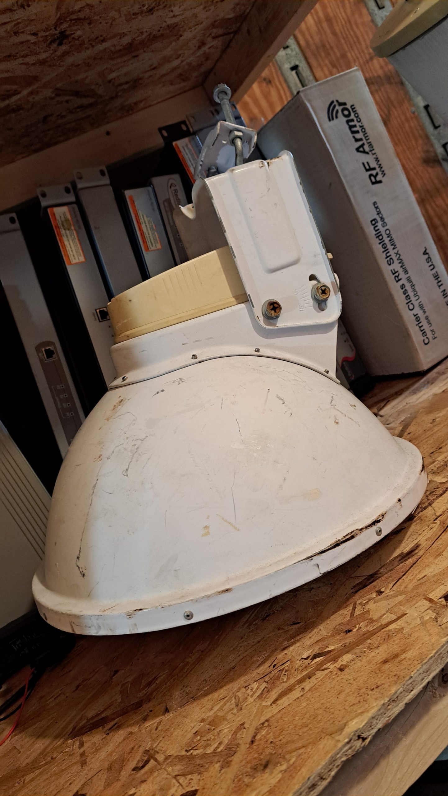 Antenne Parabolique Ubiquiti avec Blindage RF Armor – Performance Optimale WISP