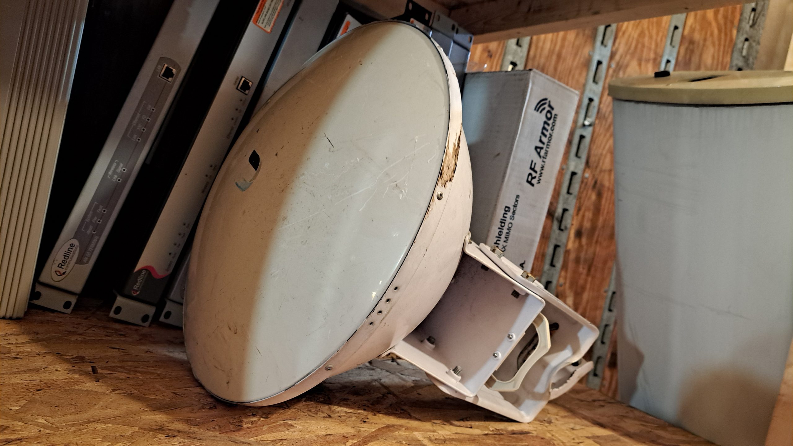 Antenne Parabolique Ubiquiti avec Blindage RF Armor – Performance Optimale WISP