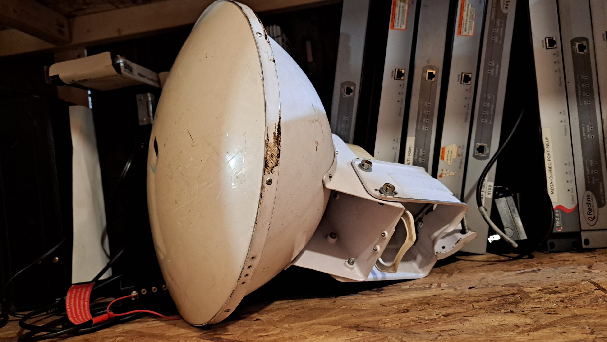Antenne Parabolique Ubiquiti avec Blindage RF Armor – Performance Optimale WISP