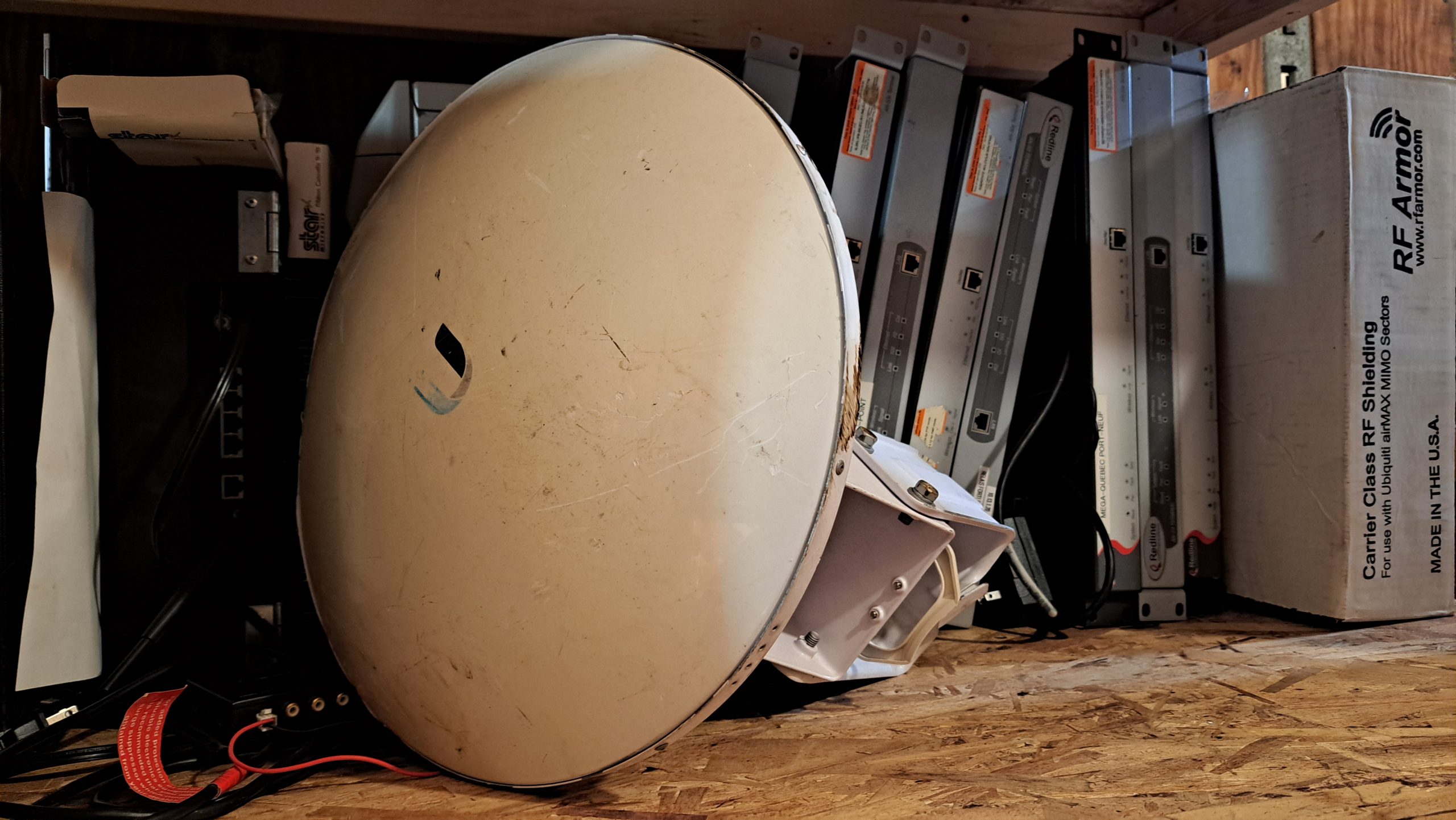 Antenne Parabolique Ubiquiti avec Blindage RF Armor – Performance Optimale WISP