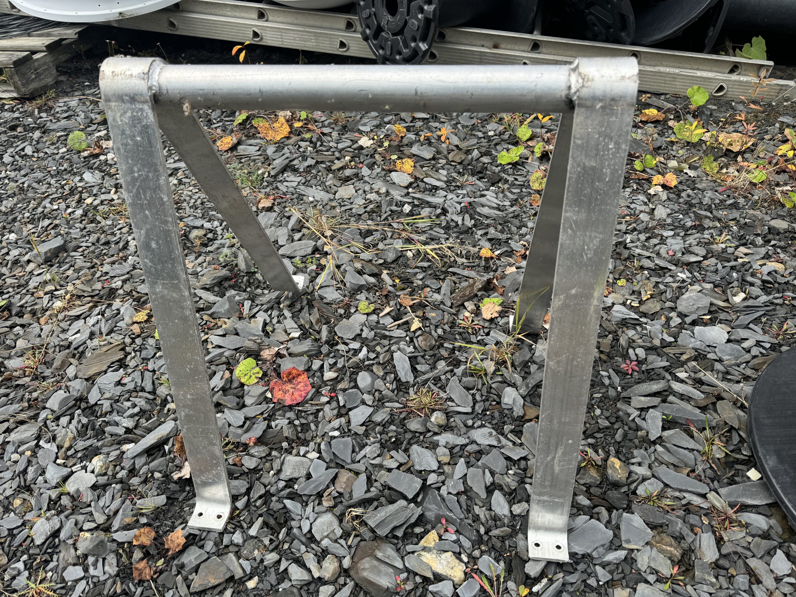 Élégance Professionnelle : Tréteaux en Aluminium Poli Style Campagne