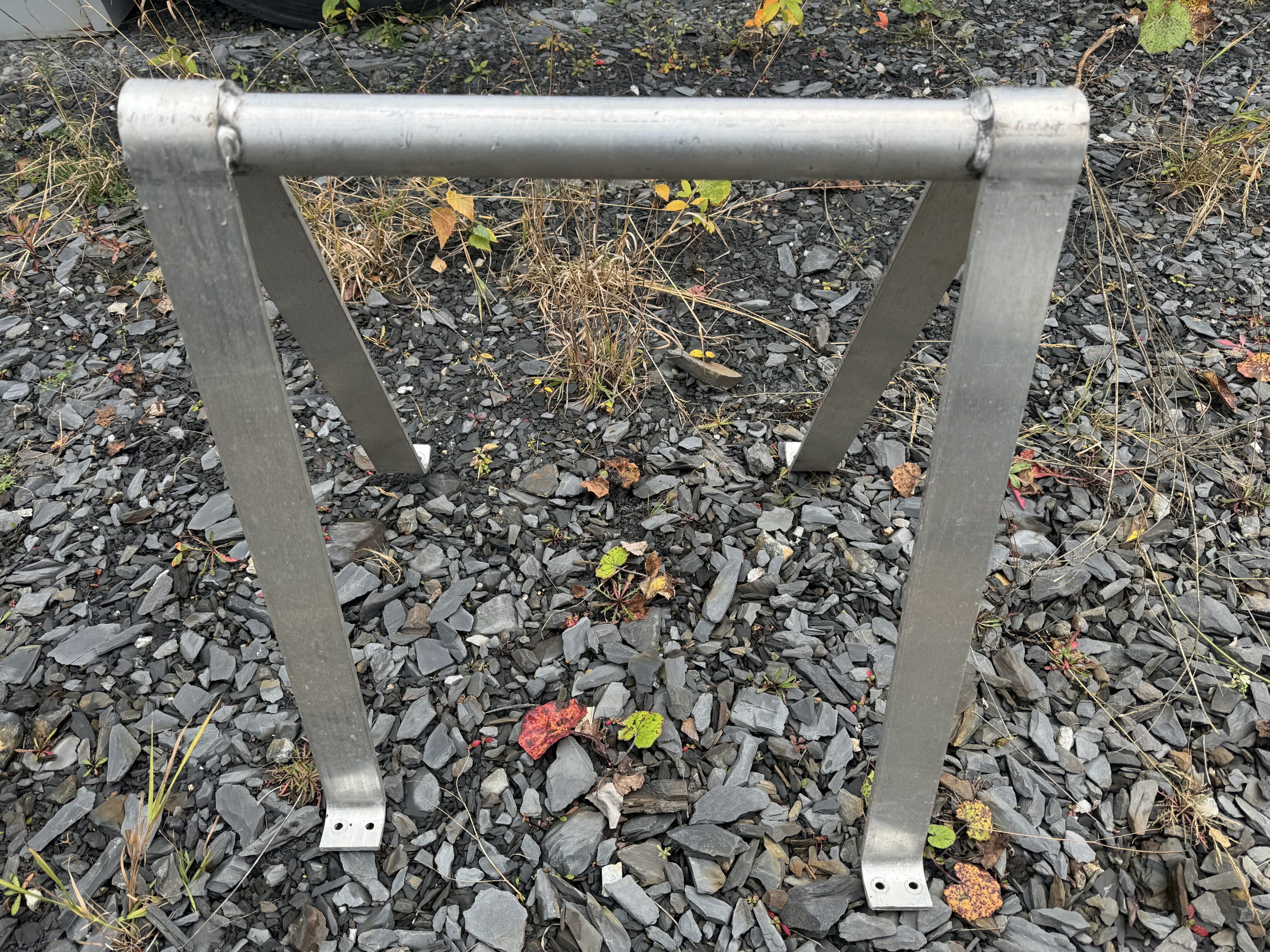 Élégance Professionnelle : Tréteaux en Aluminium Poli Style Campagne