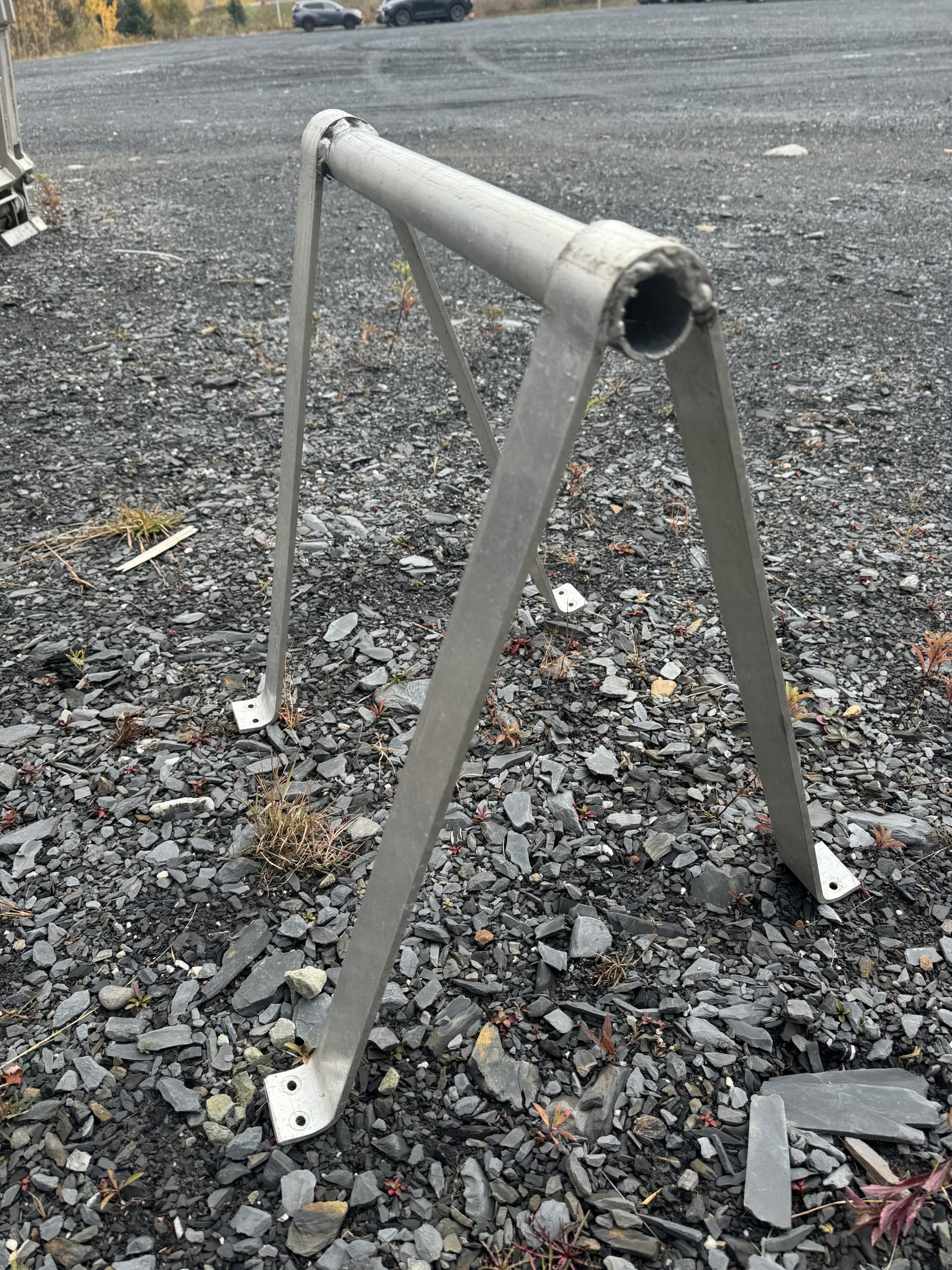 Élégance Professionnelle : Tréteaux en Aluminium Poli Style Campagne