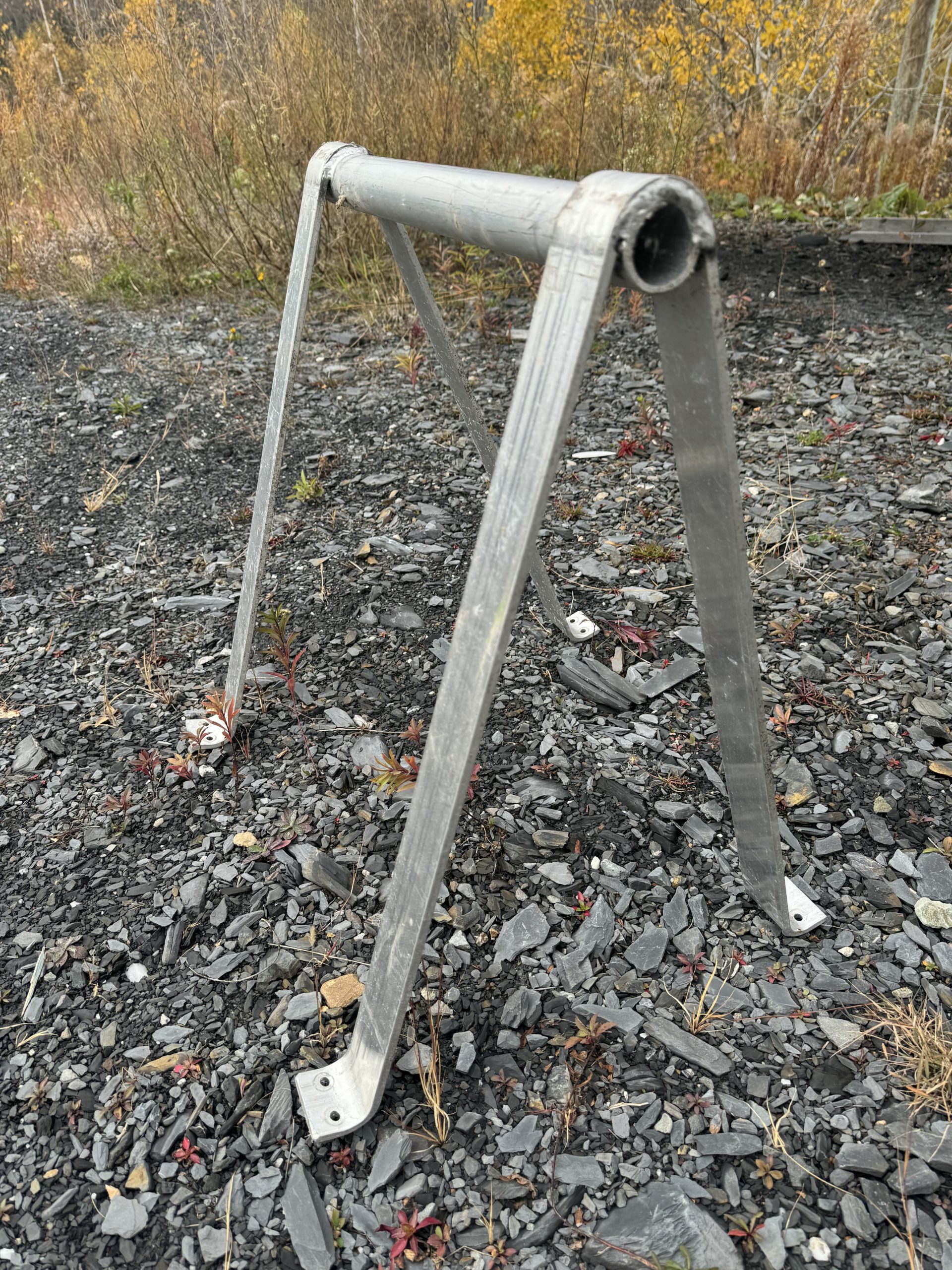 Élégance Professionnelle : Tréteaux en Aluminium Poli Style Campagne