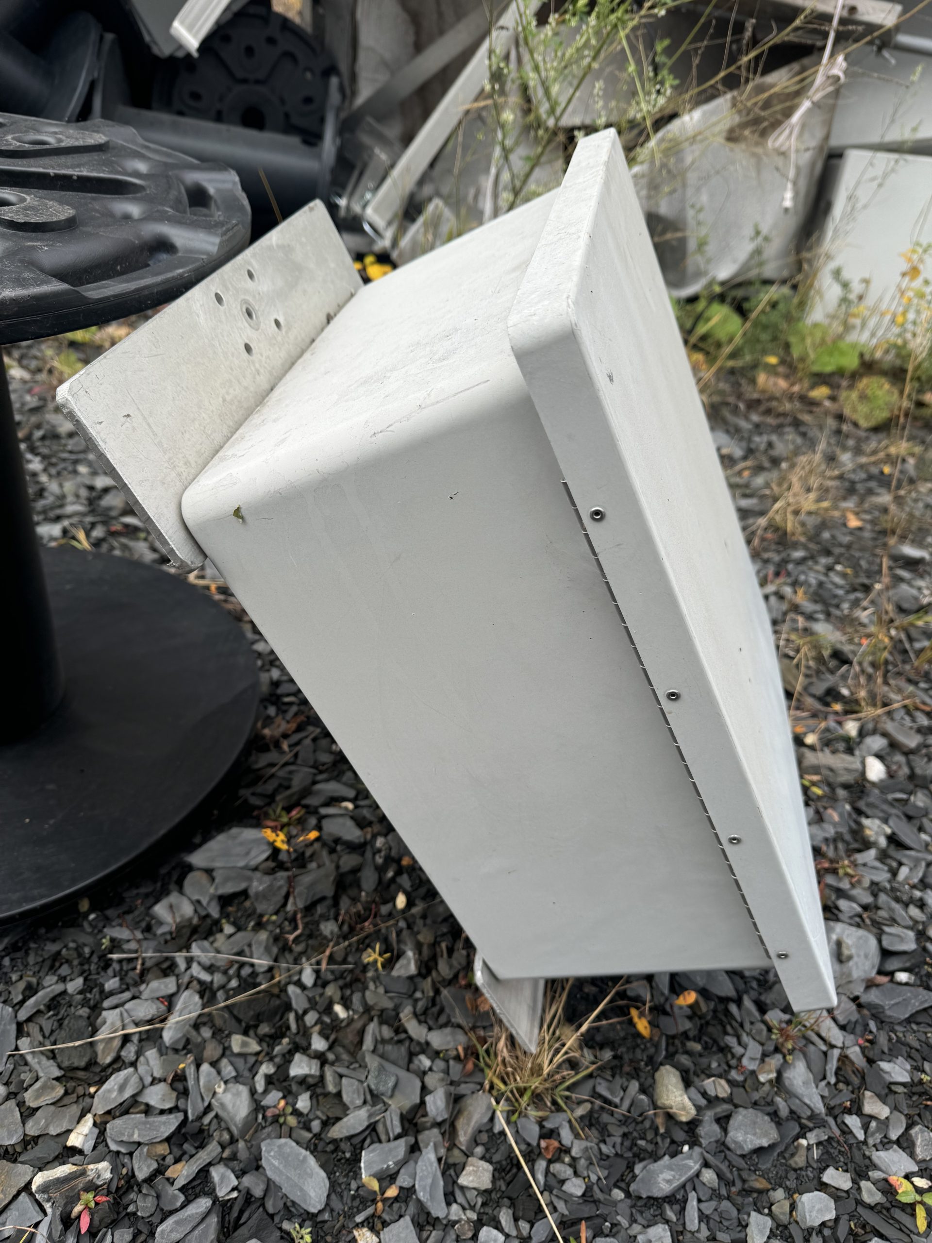 Boîtier étanche avec support métallique – idéal pour installations électriques / réseaux