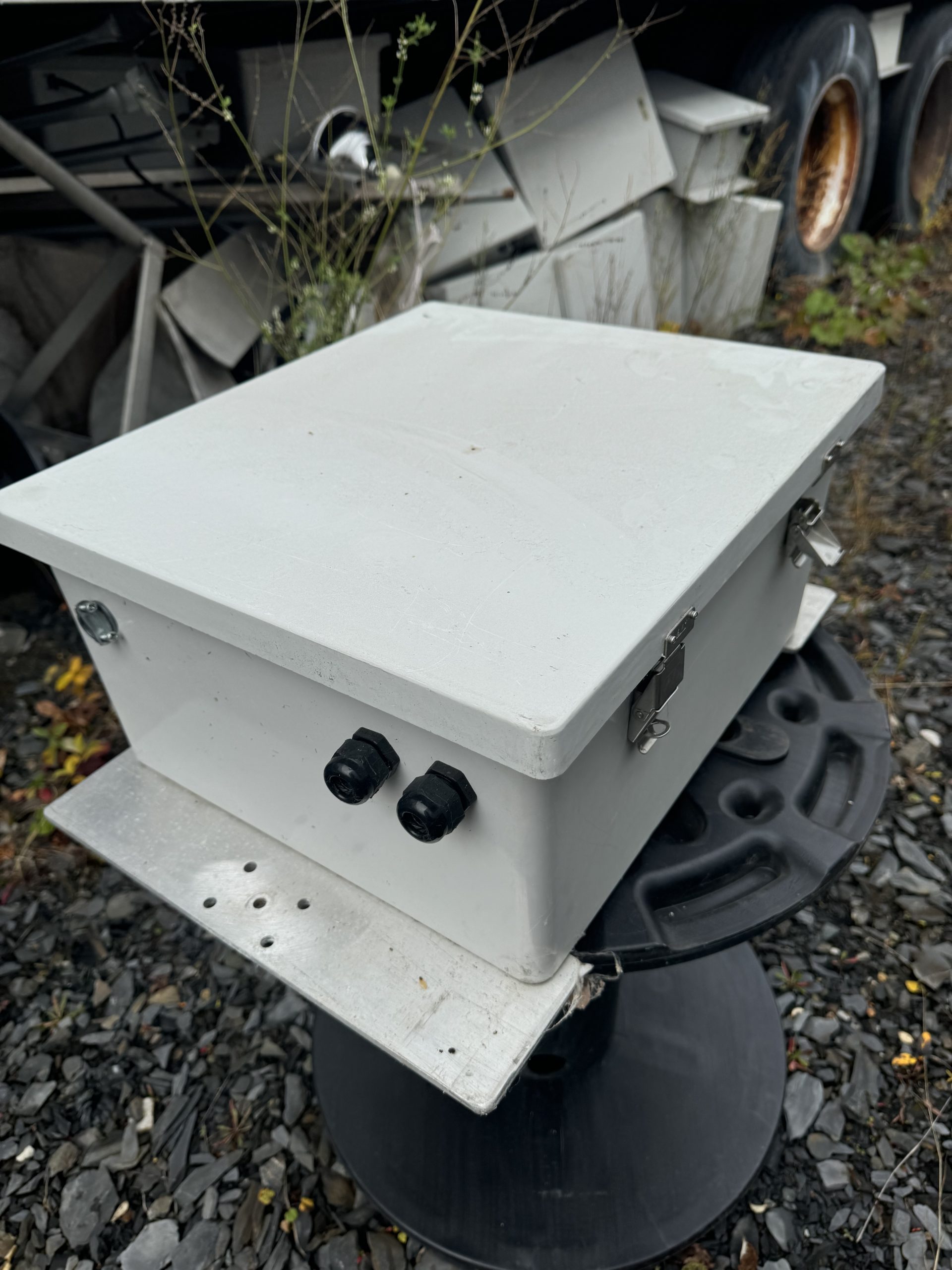 Boîtier étanche avec support métallique – idéal pour installations électriques / réseaux