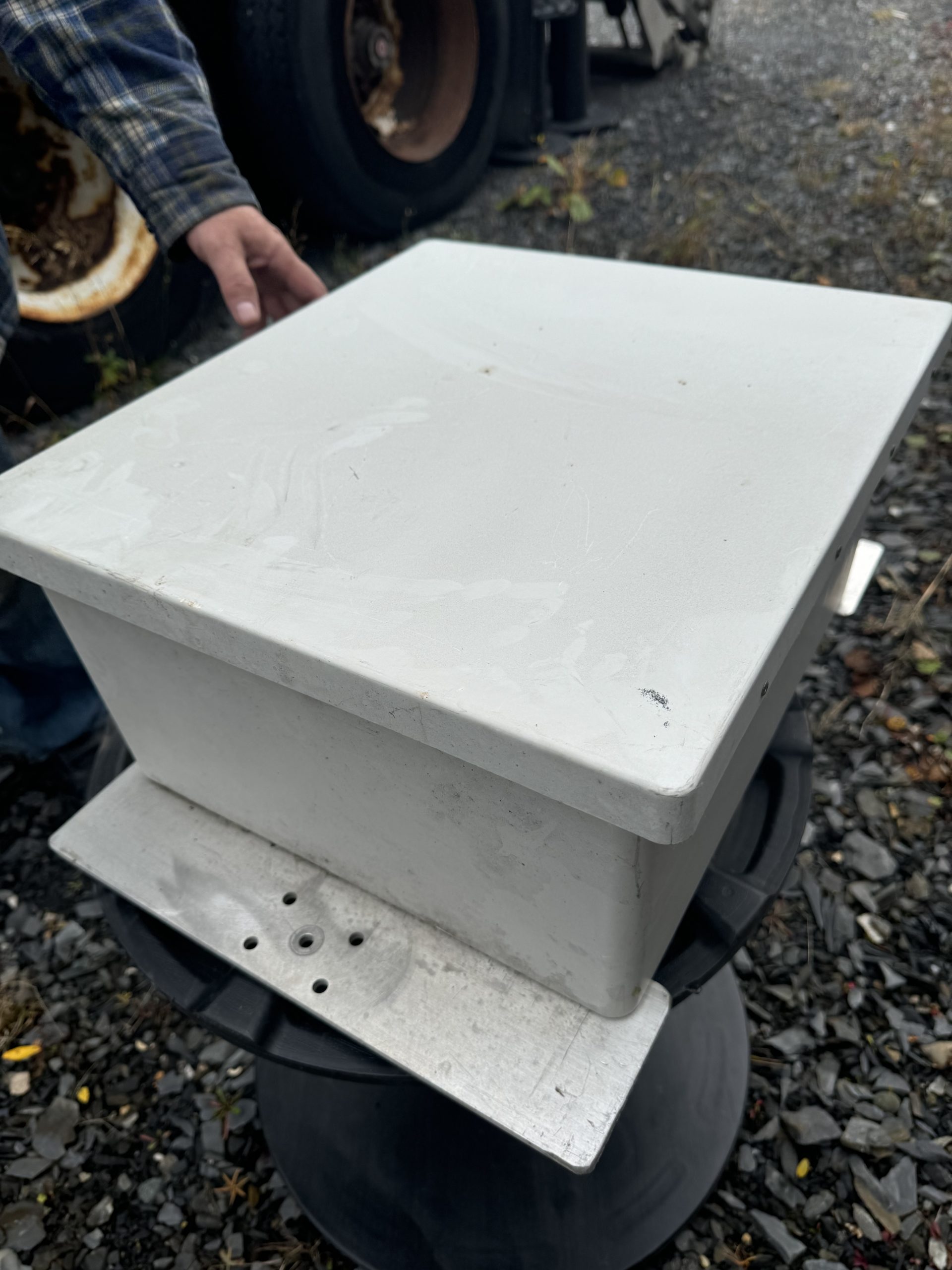 Boîtier étanche avec support métallique – idéal pour installations électriques / réseaux