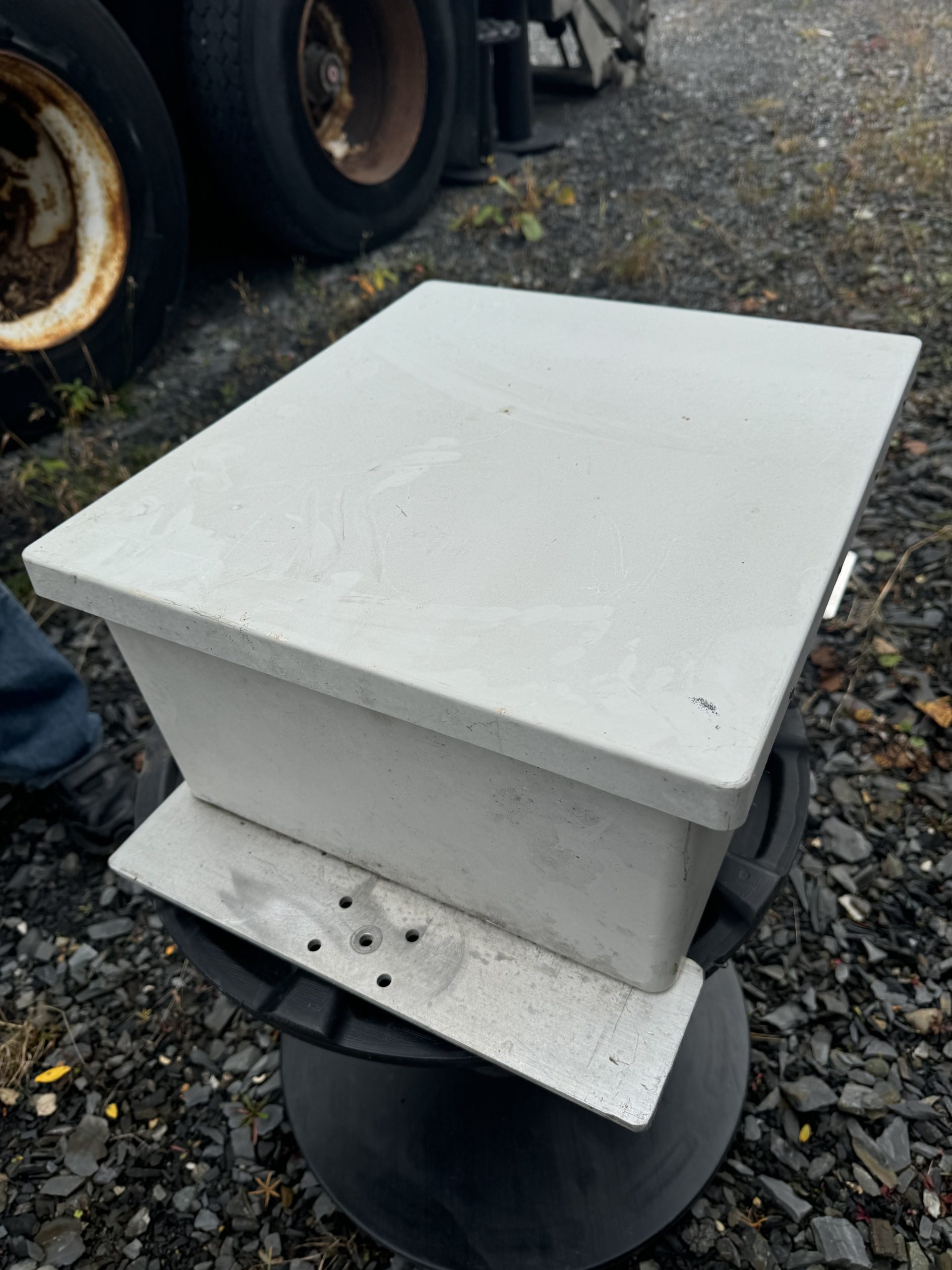 Boîtier étanche avec support métallique – idéal pour installations électriques / réseaux