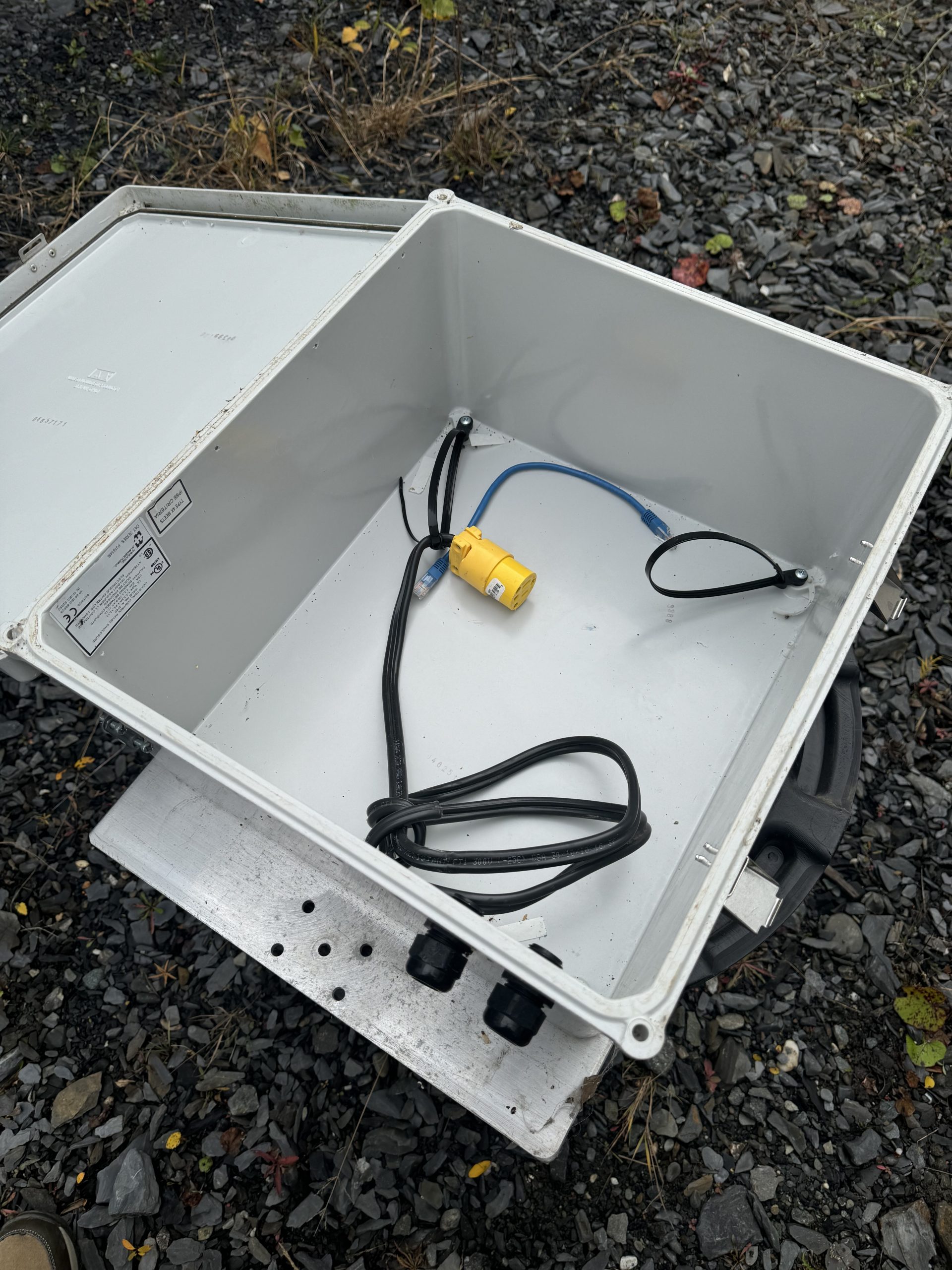 Boîtier étanche avec support métallique – idéal pour installations électriques / réseaux