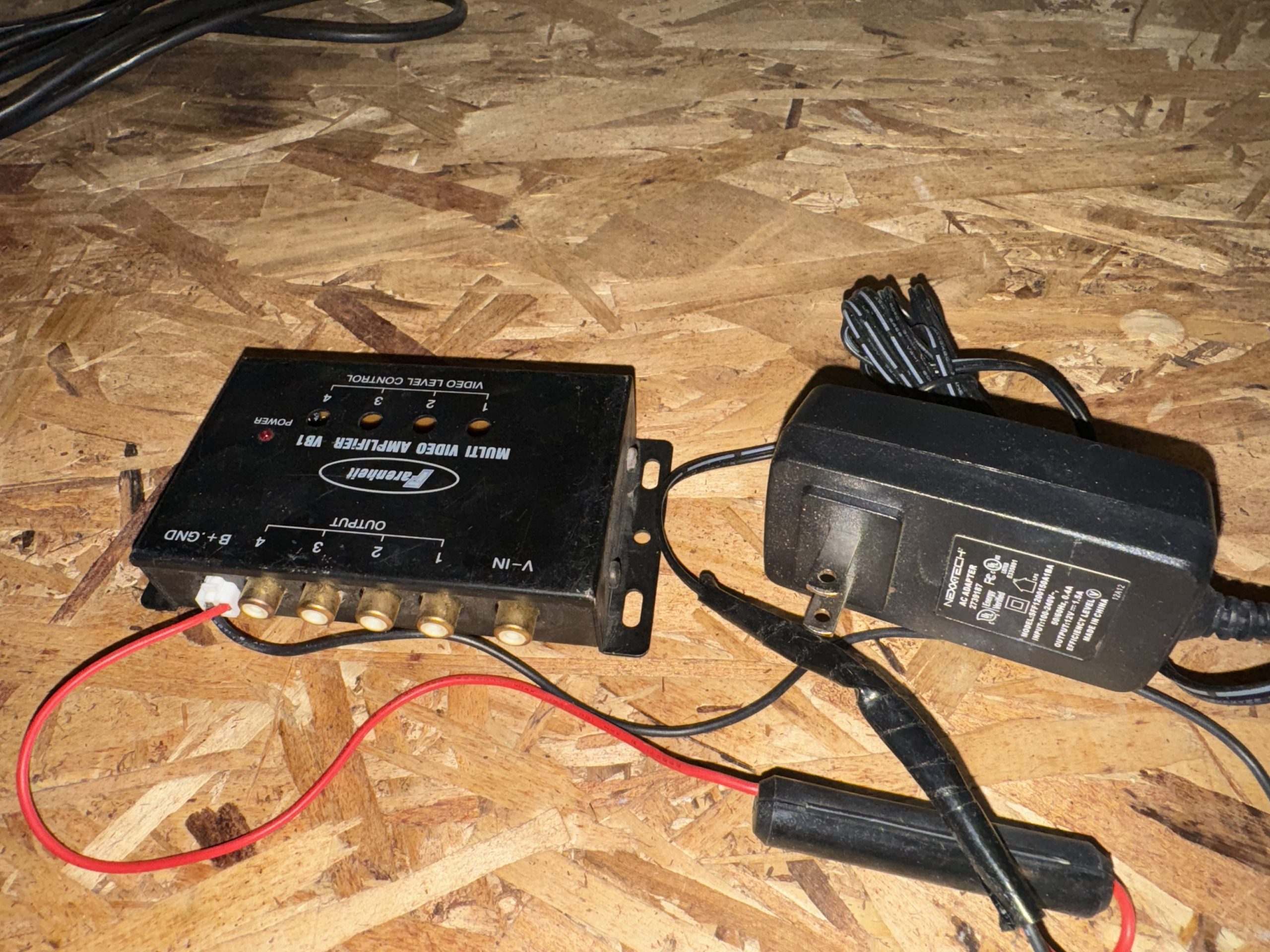 Amplificateur Vidéo avec 1 entrée et 4 sorties