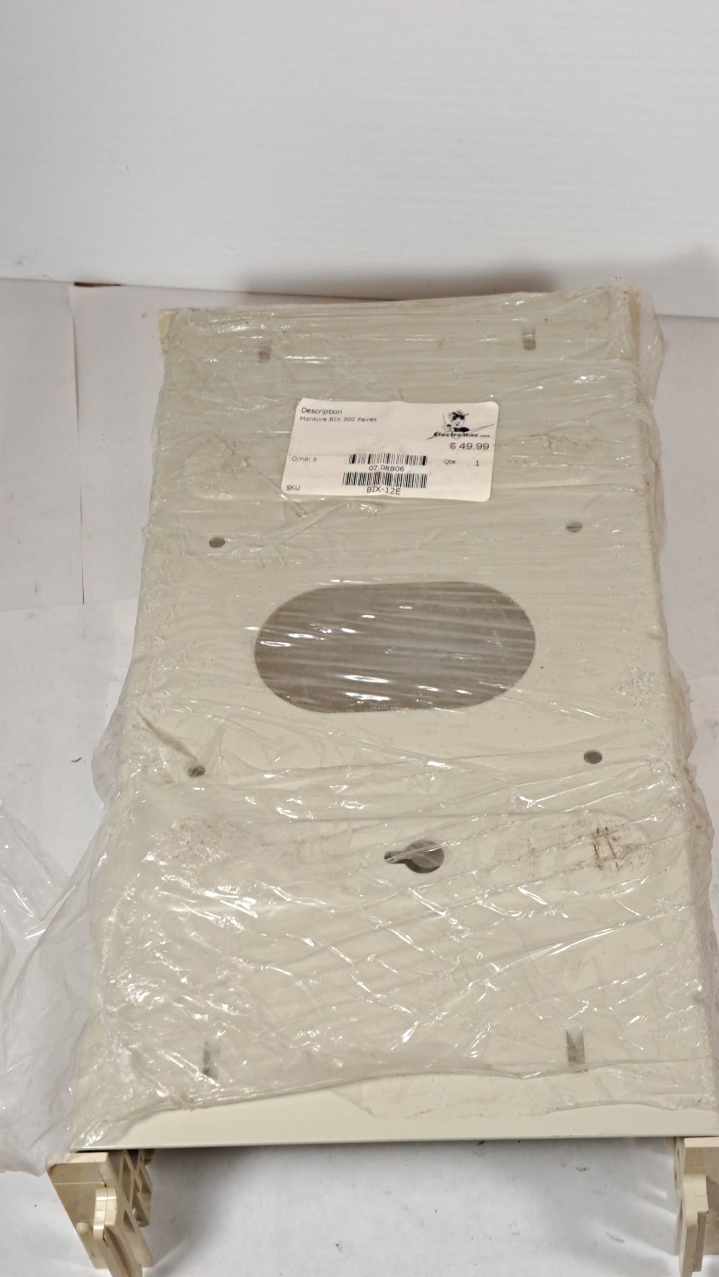 Hammond PJ16148L : Boîtier de Jonction Non Métallique NEMA 4X Robuste (16x14x8 po)