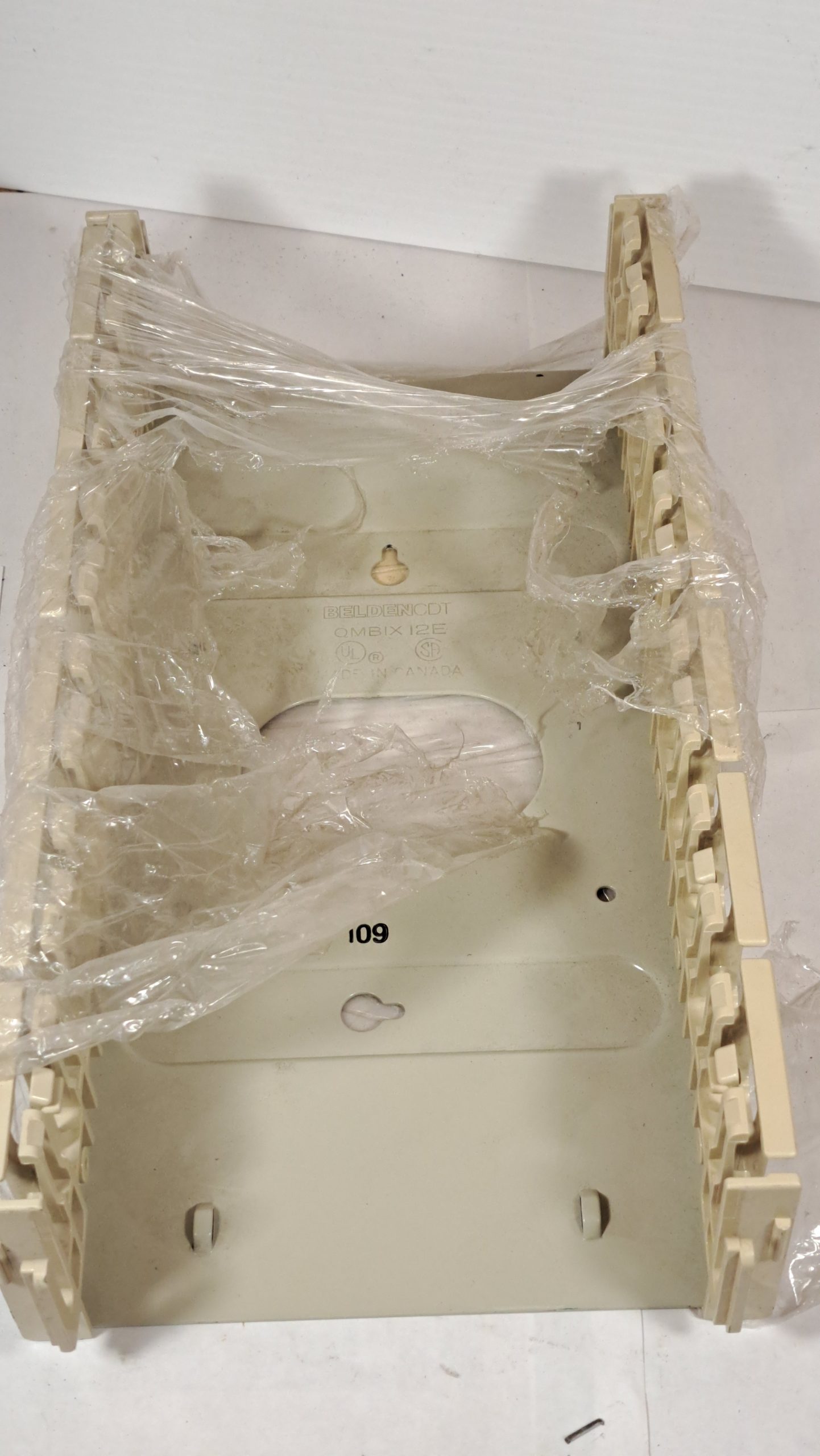 Hammond PJ16148L : Boîtier de Jonction Non Métallique NEMA 4X Robuste (16x14x8 po)