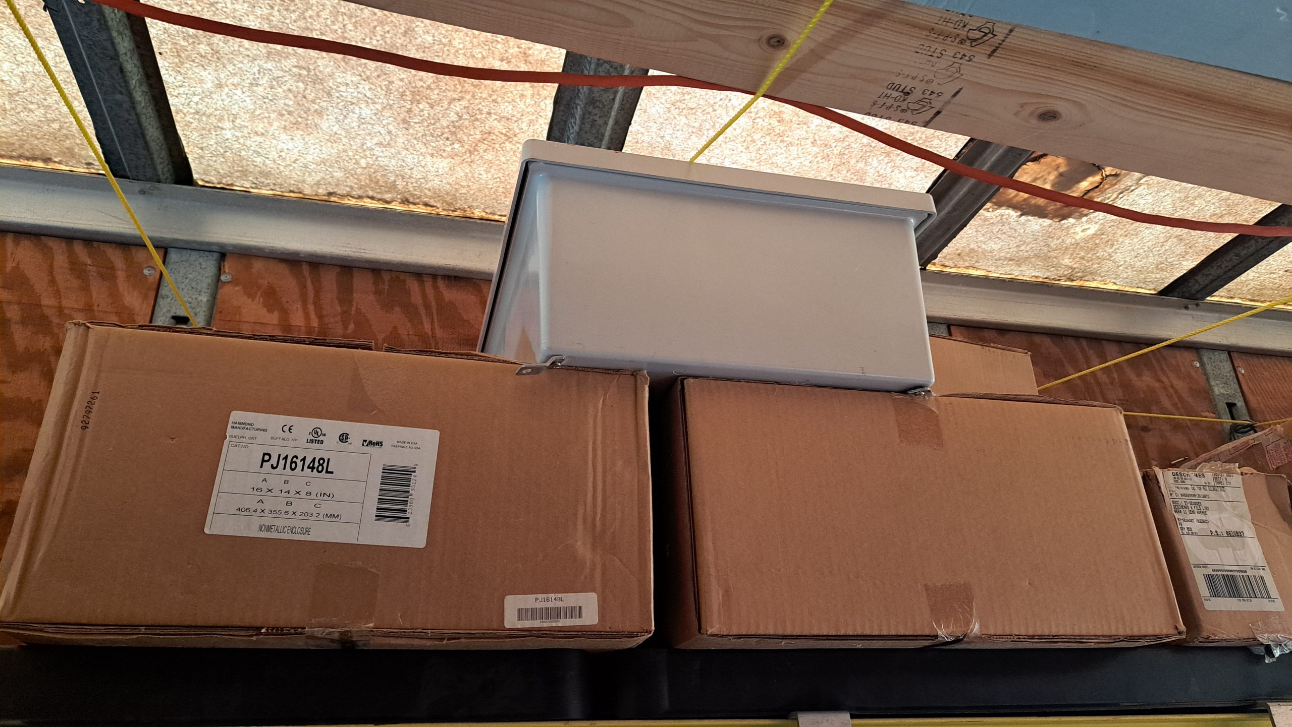 Hammond PJ16148L : Boîtier de Jonction Non Métallique NEMA 4X Robuste (16x14x8 po)