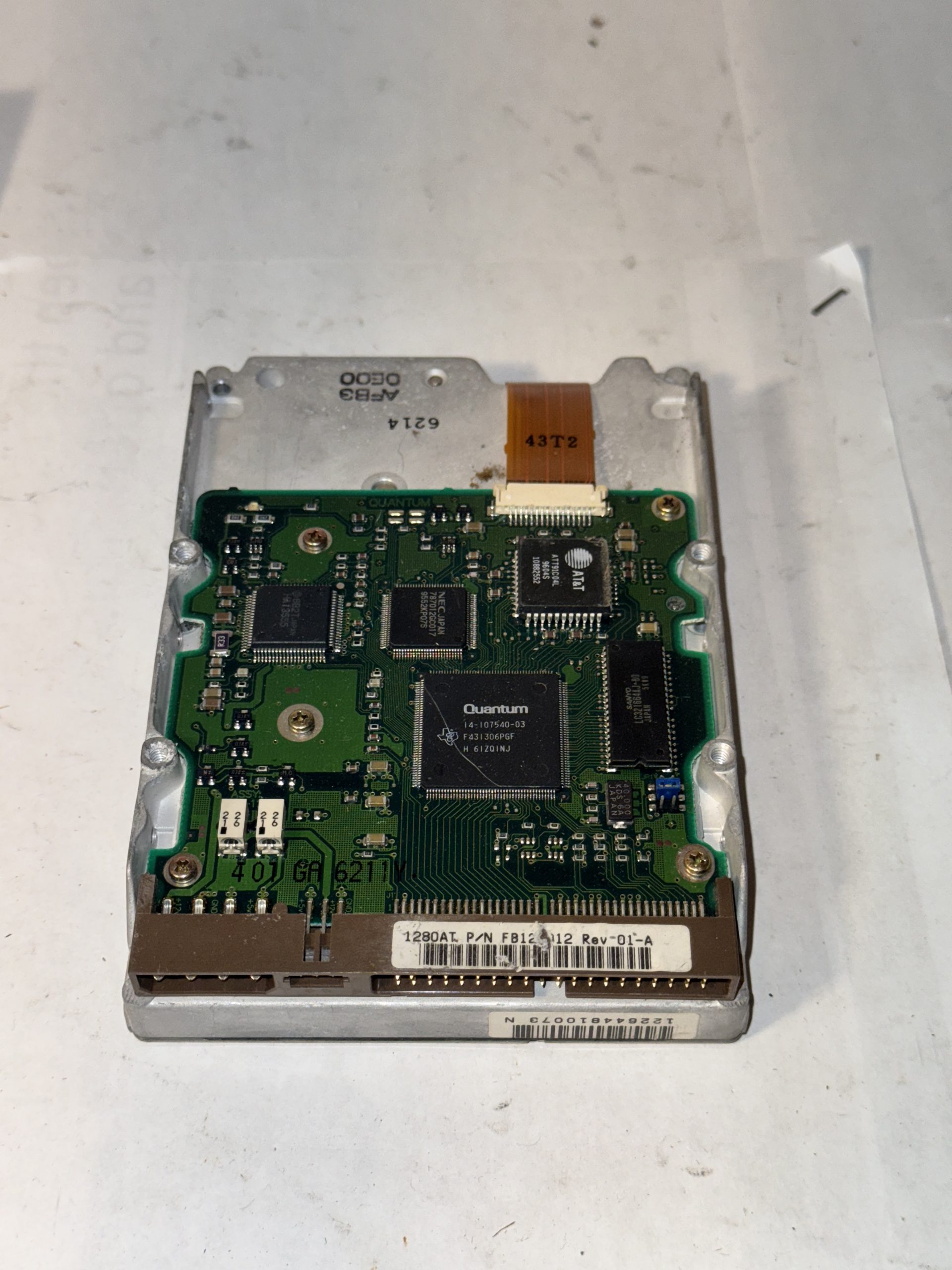 DISQUE DUR INTERNE QUANTUM – CARTE ÉLECTRONIQUE APPARENTE – POUR PIÈCES OU RÉPARATION