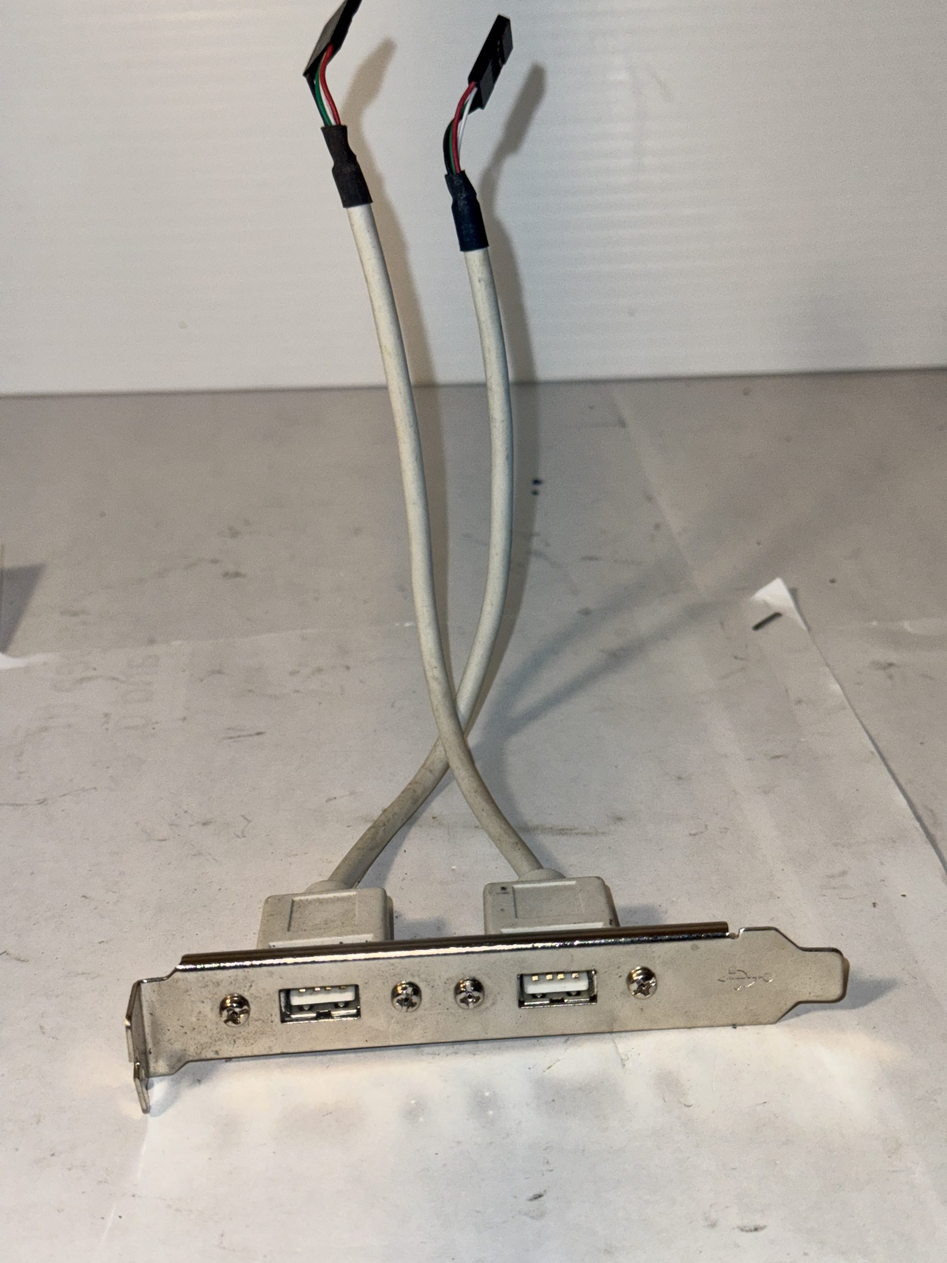 ADAPTATEUR DE PLAQUE D’EXTENSION DE PORT USB POUR PANNEAU ARRIÈRE D’ORDINATEUR.