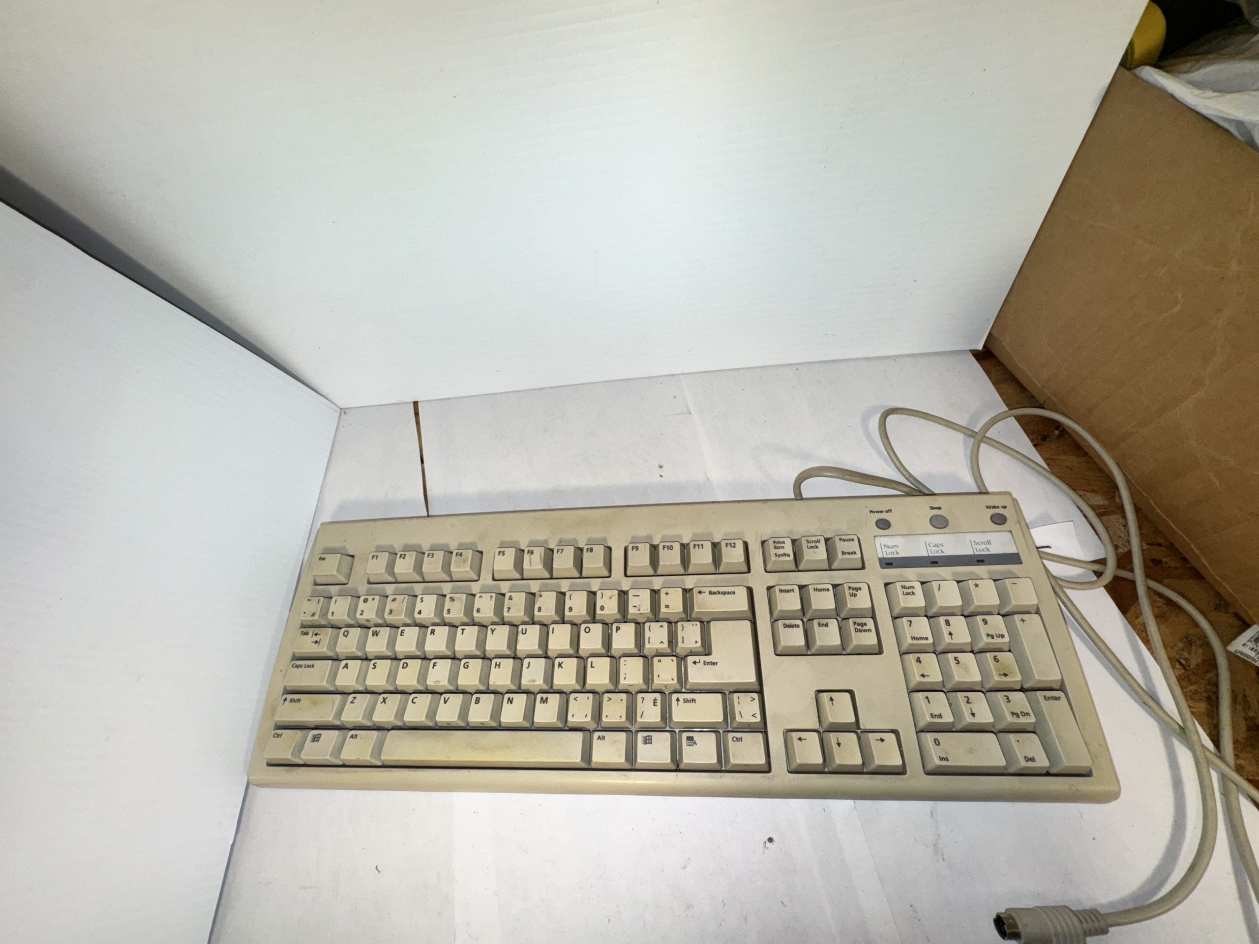 CLAVIER D’ORDINATEUR FILAIRE STANDARD BTC MODÈLE 5121W