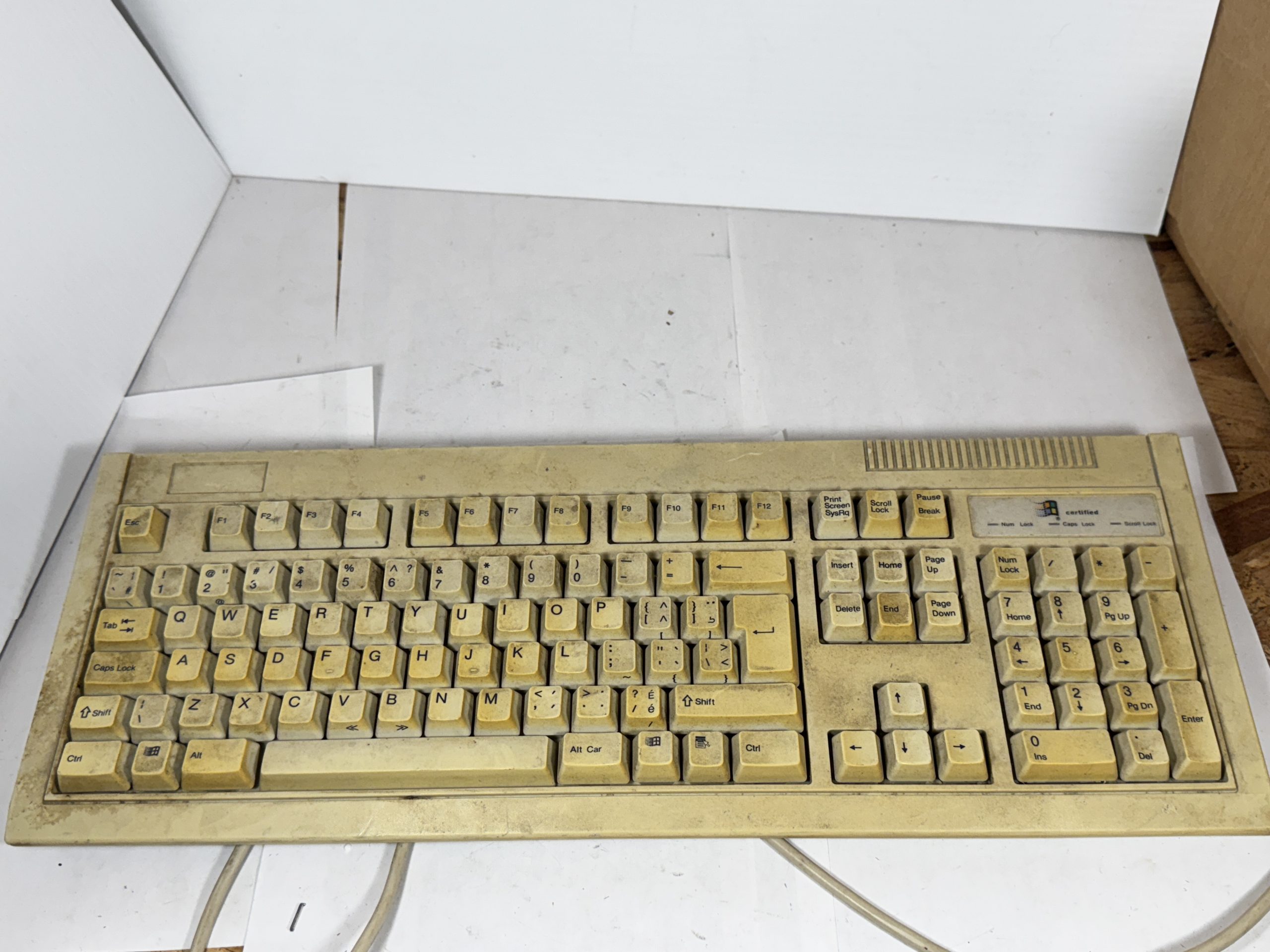 CLAVIER D’ORDINATEUR VINTAGE MONTEREY K208 (OU MTEK), RÉTRO BEIGE, CONNECTEUR AT DIN 5 BROCHES